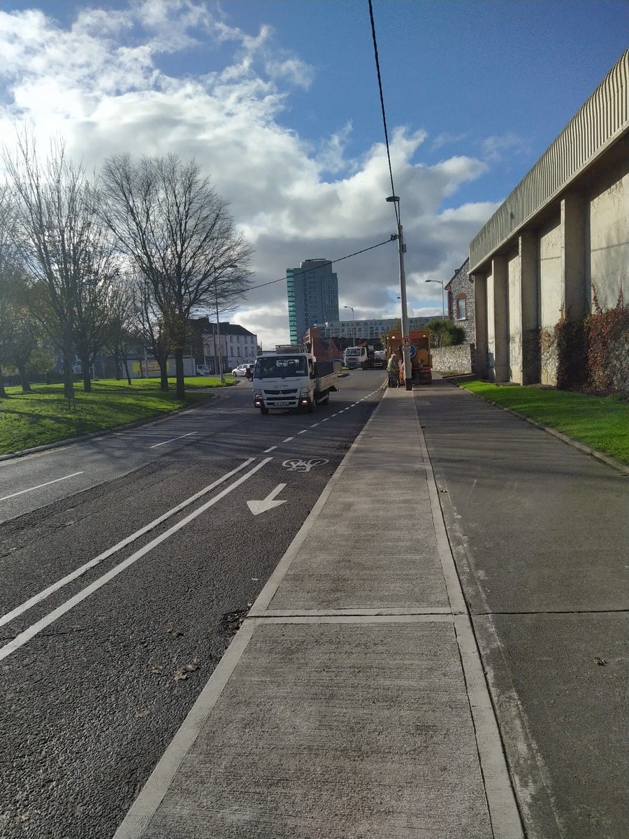 CorkCyclingCrew's tweet photo. ๐ด Works continuing on the new Centre Park Road cycle lane! ๐ด
๐ง The cycle lane will be segregated from the start of Centre Park Road (city side) to the start of the Marina ๐ฟ
๐ธ Many thanks to our member Frank who sent these photos into us!
#CycleCork #Allocate4Cycling https://t.co/8HgJK9vb9K