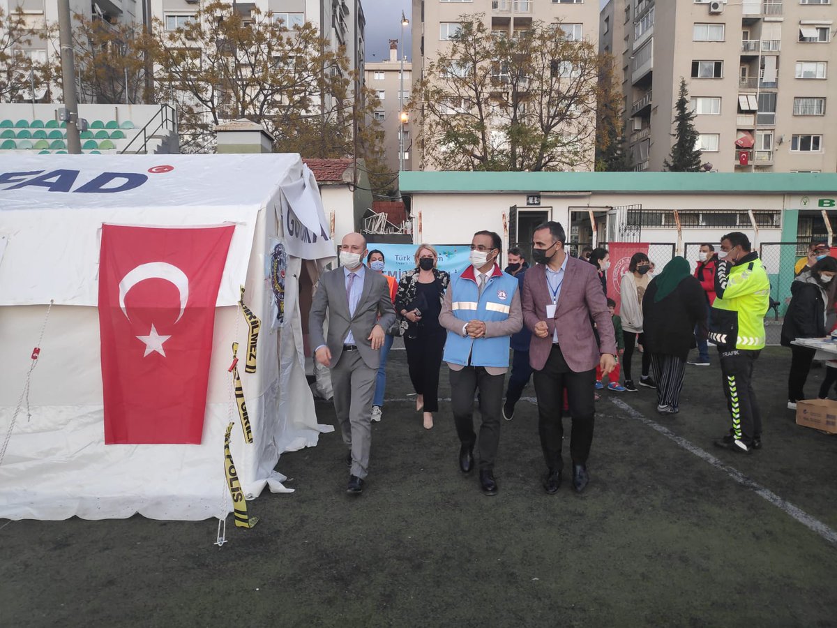 izmir_ilmem's tweet photo. İl Millî Eğitim Müdürümüz Dr. Ömer Yahşi, Bornova Stadyumu Alanı'nda kurulan çadır kentte İzmir İl Milli Eğitim Müdürlüğü Destek Noktasını ziyaret etti.

@ziyaselcuk @yskosger @yahsiomer https://t.co/fvmxwAmXOp