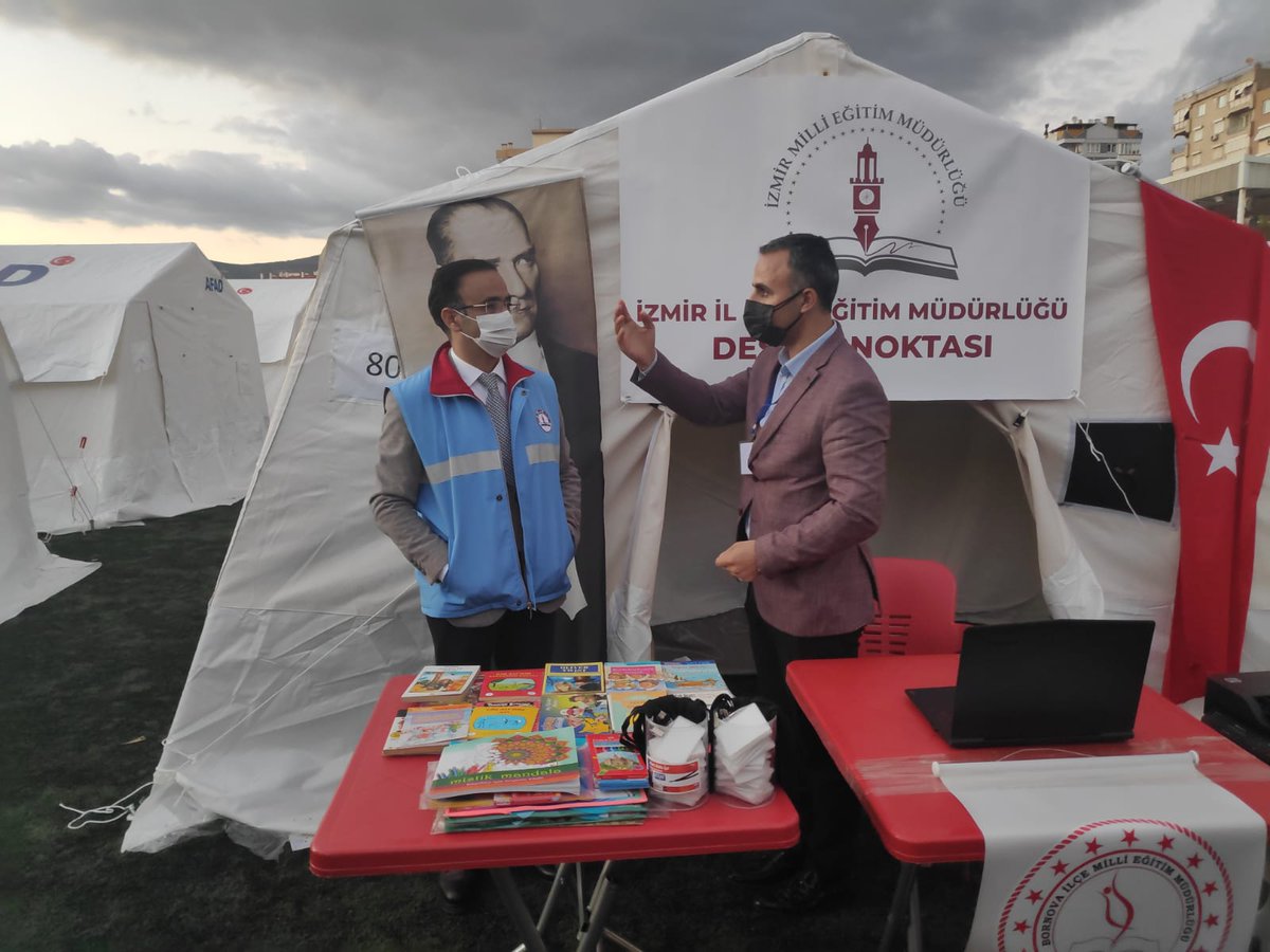 izmir_ilmem's tweet photo. İl Millî Eğitim Müdürümüz Dr. Ömer Yahşi, Bornova Stadyumu Alanı'nda kurulan çadır kentte İzmir İl Milli Eğitim Müdürlüğü Destek Noktasını ziyaret etti.

@ziyaselcuk @yskosger @yahsiomer https://t.co/fvmxwAmXOp