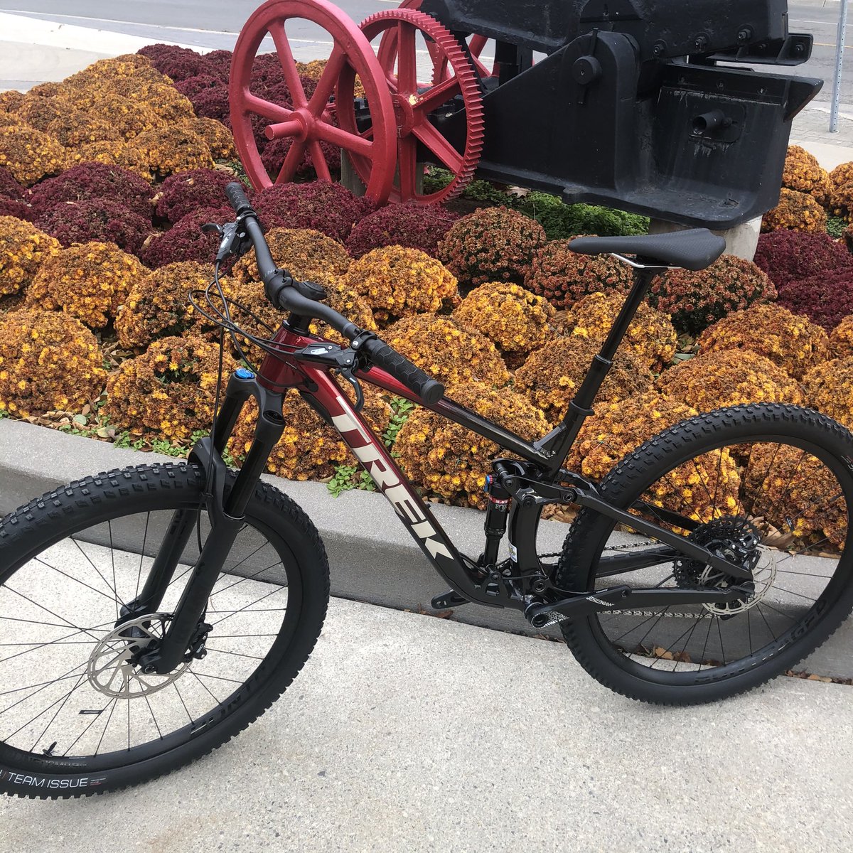 ZiggysCycleKW's tweet photo. Discover your next great ride with @TrekBikes Fuel EX 8 GX 🚵♀️ We have M & ML in store ready to ride @WCCTrails 🙌 #trekbikes #trekbike #fuelex8 #mountainbike #mountainbiking #hydrocuttrails #cycling #cyclinglife #cyclingphotos #dtklove #dtk #dtkitchener https://t.co/jIsRhdHei3