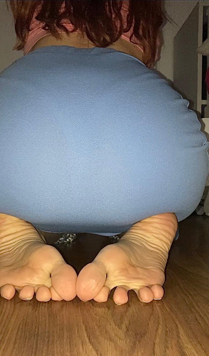 TheFoxyBabe's tweet photo. what would you choose: 🍑 or 🦶🏻? 🤔 https://t.co/4UQ9fMzRPZ