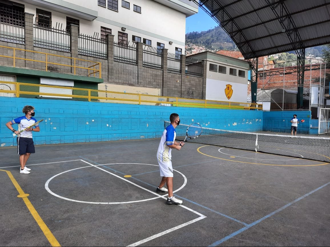 LaTriadaW's tweet photo. #Deportes 🎾 | 'Cambiar armas por raquetas' es el lema de Fundación Amigos del #Tenis de Campo y el Deporte, entidad que organizará el Festival UTR de Tenis de Campo en El Carmen de Viboral, los días 7,8 14, 15 y 16 de noviembre. https://t.co/SmqXpMqyJy
