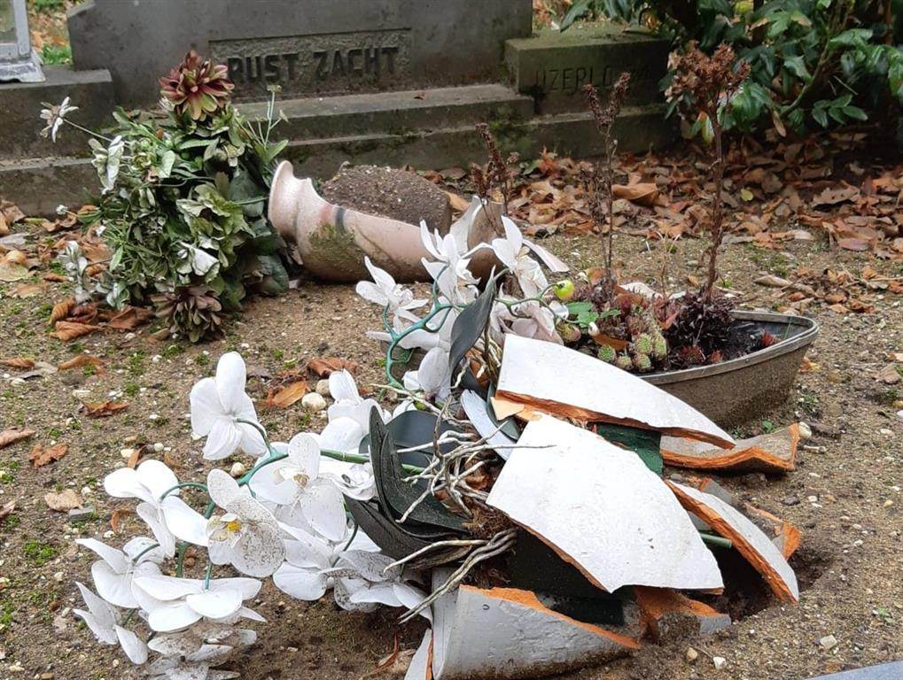 UPDATE | De politie is achter de identiteit van de jongen gekomen die een graf op een begraafplaats in Aalten heeft vernield...