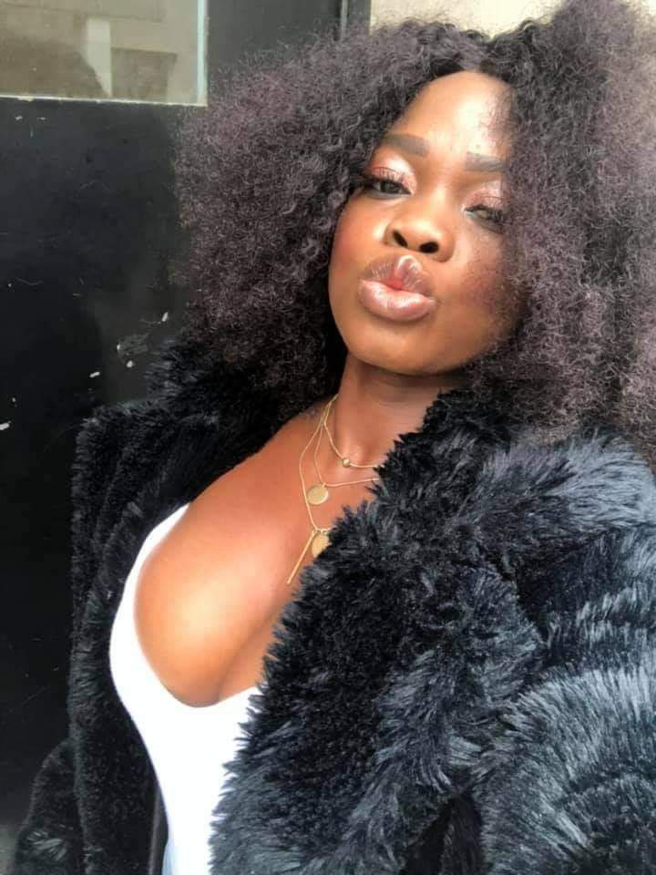 ZonePresse_'s tweet image. Josy la congolaise à Mike le Bosso 

« Malgré tout tu restes mon bienfaiteur Que le bon Dieu se souvienne de toi »