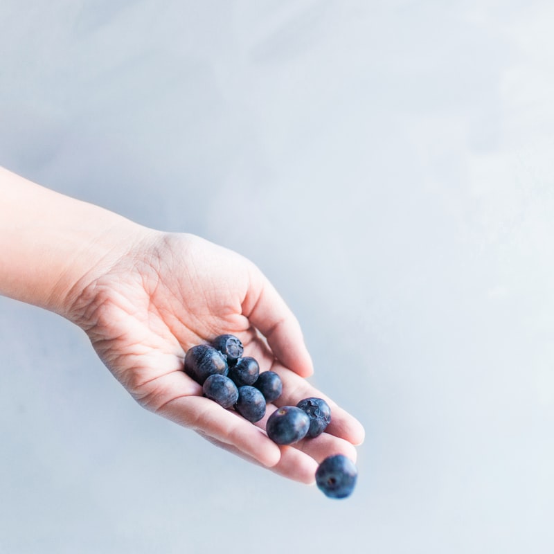 Do #blueberries contain fiber? Spoiler: YES! Blueberries also contain vitamin C, vitamin K and manganese. #RDchat #RDeats