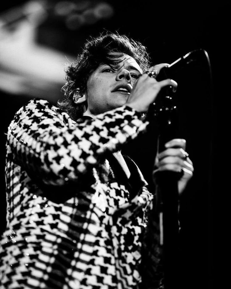 drawntolou's tweet photo. ⚠️HARRY IS LOSING⚠️ 

I’m voting for Fine Line for Favorite Album - Pop/Rock at the #AMAs  

If you love:                           do this: https://t.co/lrnEZgYwwv