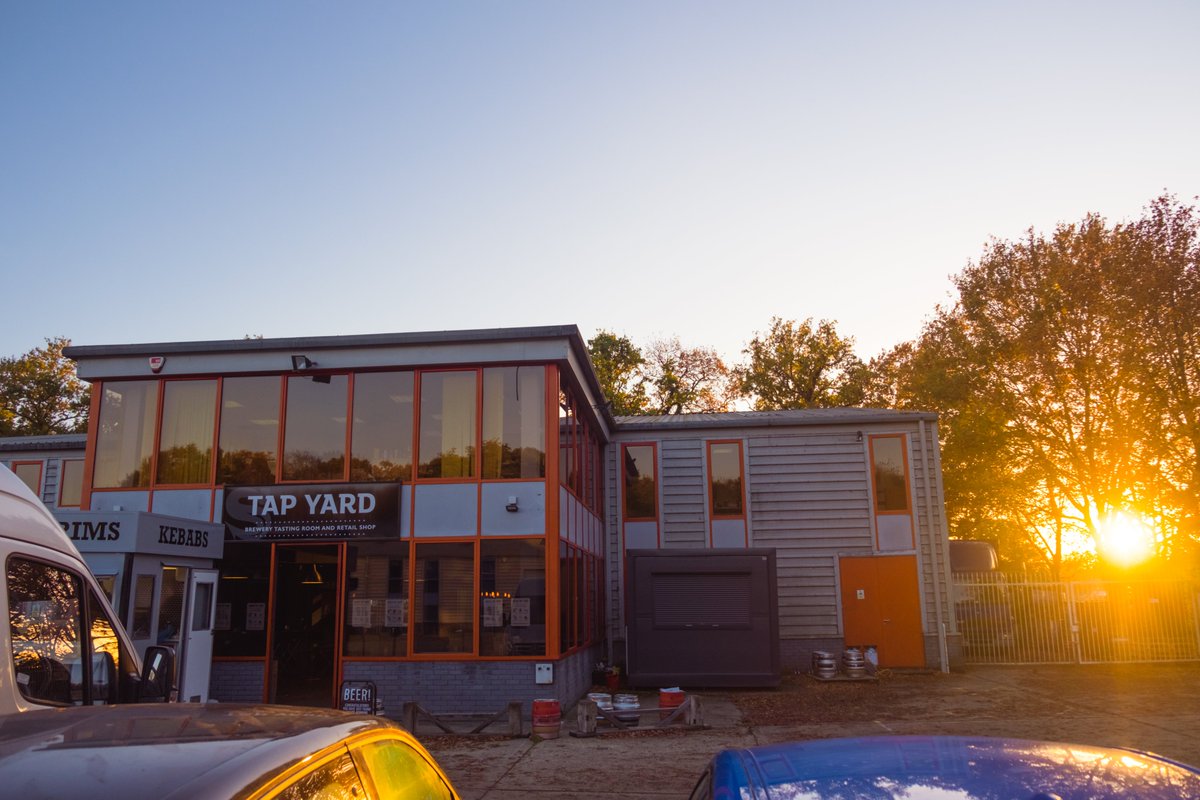 In fittingly emotional fashion the sun sets over  @SirenTapYard on the eve of lockdown. It's been a privilege to share one last beer with our customers today, and we're grateful to everyone who braved the cold to visit us. But we're some of the lucky ones. [THREAD ABOUT PUBS]