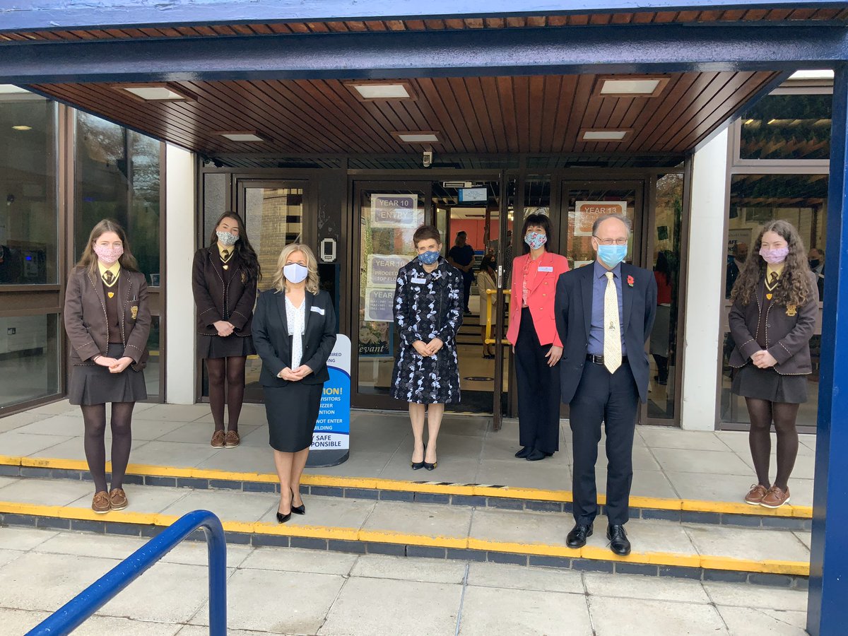 Education_NI's tweet image. Second visit was to @LoretoGSOmagh. The Minister met with Principal Grainne O’Hanlon, staff, Board of Governors and pupils and discussed issues such as COVID-19 and exams. He also faced a Q&amp;amp;A from politics students.