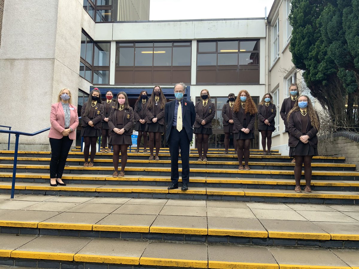 Education_NI's tweet image. Second visit was to @LoretoGSOmagh. The Minister met with Principal Grainne O’Hanlon, staff, Board of Governors and pupils and discussed issues such as COVID-19 and exams. He also faced a Q&amp;amp;A from politics students.