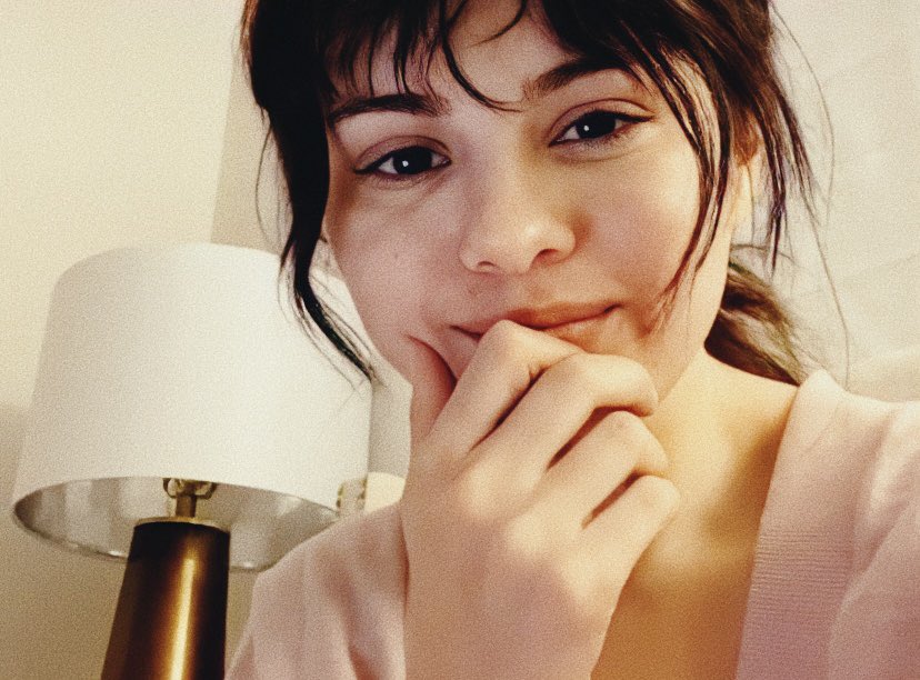 ourselenapics's tweet photo. bangs are back 💛 https://t.co/iIew0aF3lw