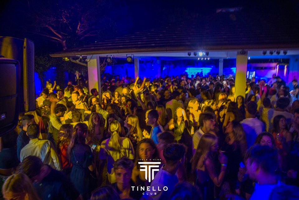 western_elba's tweet photo. Whether you love to spend a wild night in a club or in a bar with live music, Marina di Campo is the perfect place for you. #TinelloClub is an open-air club where you can enjoy techno music till dawn; #GianninoLiveMusic will offer you high quality nights, with high quality bands. https://t.co/6wm3ZxBAJE