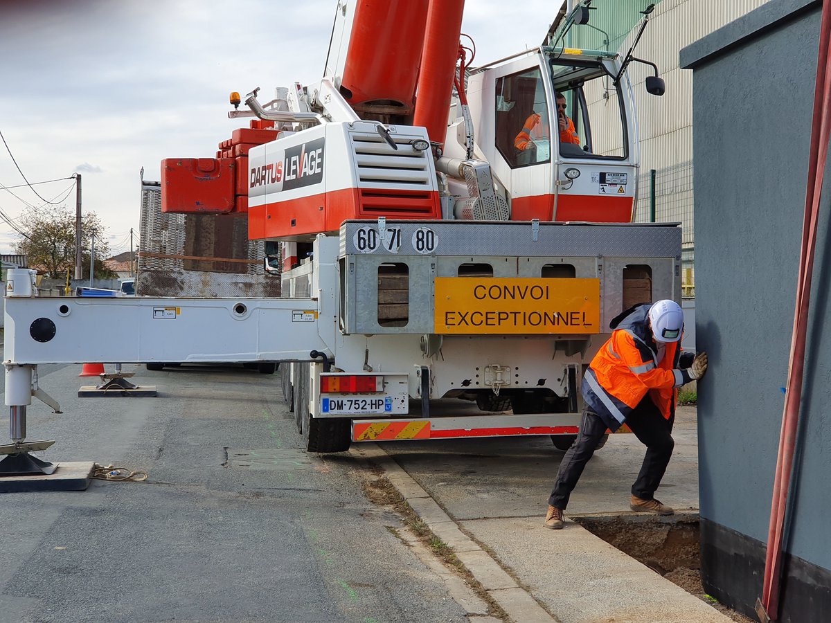 PCAMEO's tweet photo. Pendant le #reconfinement le travaux continuent ! Mise en place du #NRO  @tarnfibre @SFR_FTTH @AlticeFrance  de #Gaillac  Maire #MartineSouquet pour desservir à terme+ de 16100 logements @ramond_christ @BELFORTEric1 @bongiovanni_n @GFaureDRAlticeF https://t.co/5zXhrKvpXE