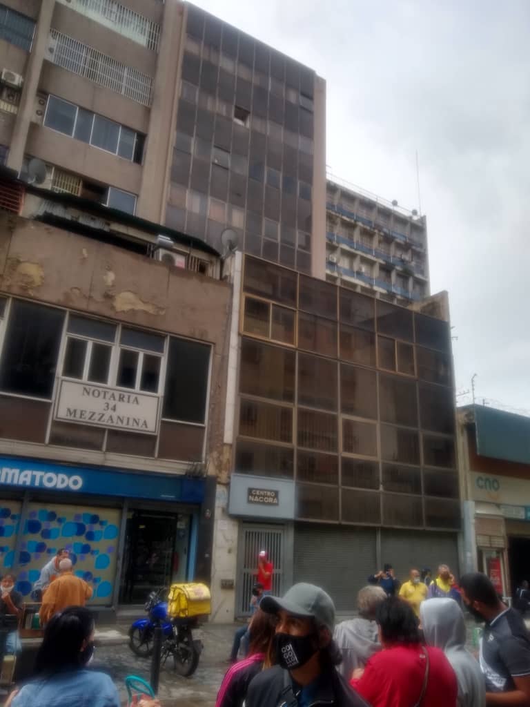 4/11/2020 #Ahora se está produciendo una Invasión Ilegal, a la fuerza y violenta del Edificio Centro Nacora ubicado entre las Esquinas Padre Sierra y del antiguo Cine Baralt en la Av. Oeste 2 de Capitolio , a media cuadra de la AN, en CARACAS VENEZUELA <a href="/jorgerpsuv/">Jorge Rodríguez</a> <a href="/VillegasPoljak/">Ernesto Villegas Poljak</a>