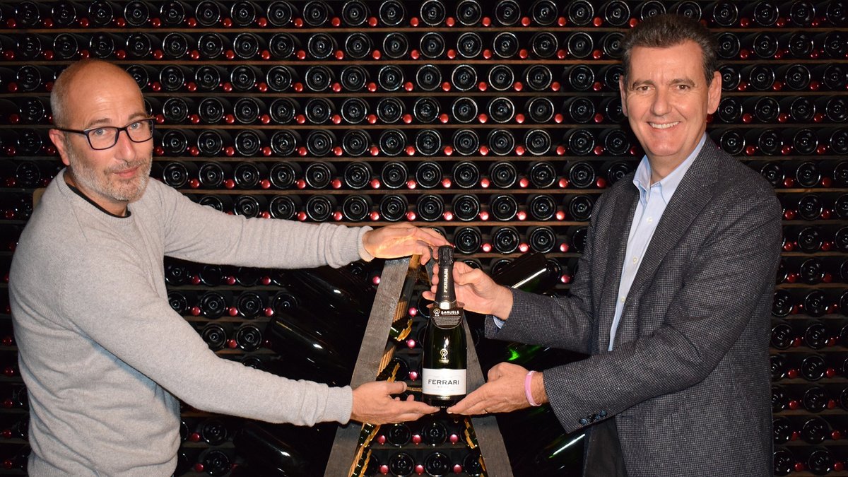 A gift of 2,000 “Ferrari per Samuele” limited edition Trentodoc bottles from the Lunelli family to the Samuele Cooperative, a long-standing Cantine Ferrari grape supplier. An initiative testifying to Ferrari’s commitment to its territory, in support of a social farming project.