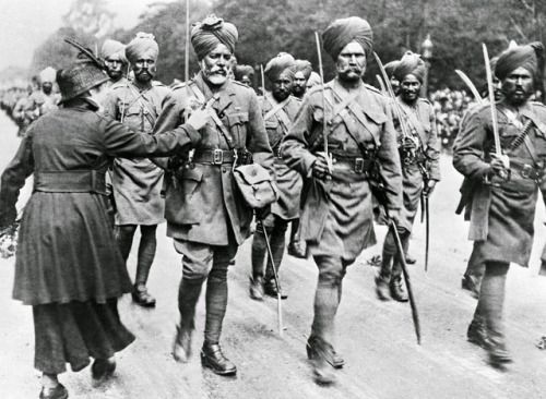 IndiaHistorypic's tweet photo. 1916 ( World War 1) :: French Woman Pins Flower On Indian Soldier In France https://t.co/iA8E6ig9rz
