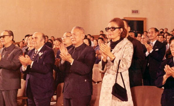 ...to tempt them away from the  #American sphere of influence. As  #MohammadRezaPahlavi pursued his "independent foreign policy" in the 1960s, he began reaching out to the  #Soviet Union and  #China. At that point, China was happy to engage with  #Iran, just as it had with... 8/