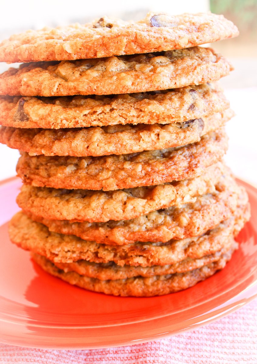 forkandthecork's tweet photo. Oatmeal Chocolate Chip Cookes are just sweet enough, perfectly chewy, and are basically what cookie dreams are made of.  https://t.co/QJg8h6jhPn https://t.co/Qurl2MphHN