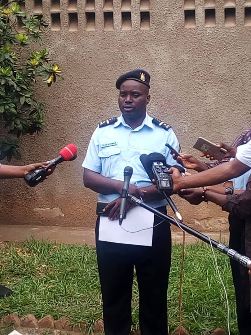 RT_Isanganiro's tweet photo. La police #burundi-aise a appréhendé une femme du quartier Uwinterekwa en commune Ntahangwa @MairieBuja qu'elle accuse de maltraitance de l'enfant de son mari ce mercredi. Le porte parole du ministère de la sécurité @Cinjire dit que l'enfant doit être protégé par tous. https://t.co/ovakX44K8f
