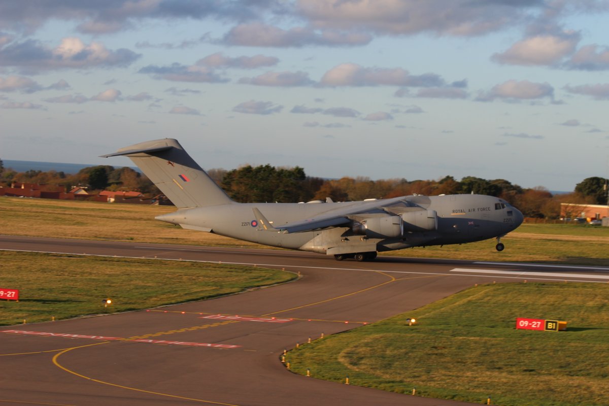 GuernseyAirport's tweet photo. History made at Guernsey Airport today (4 Nov 2020) as we welcomed our first #c17 from the @RoyalAirForce to land &amp; take off from the runway. The aircraft is based with @99Sqn at @RAFBrizeNorton. The C-17 is the biggest in terms of weight, size &amp; wingspan to land. @Govgg https://t.co/1RHcaJQFx0