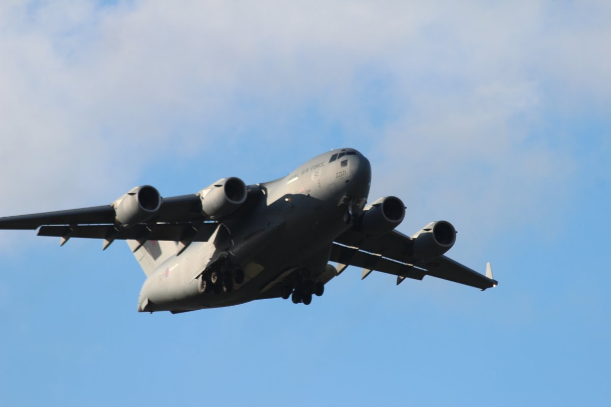GuernseyAirport's tweet photo. History made at Guernsey Airport today (4 Nov 2020) as we welcomed our first #c17 from the @RoyalAirForce to land &amp; take off from the runway. The aircraft is based with @99Sqn at @RAFBrizeNorton. The C-17 is the biggest in terms of weight, size &amp; wingspan to land. @Govgg https://t.co/1RHcaJQFx0