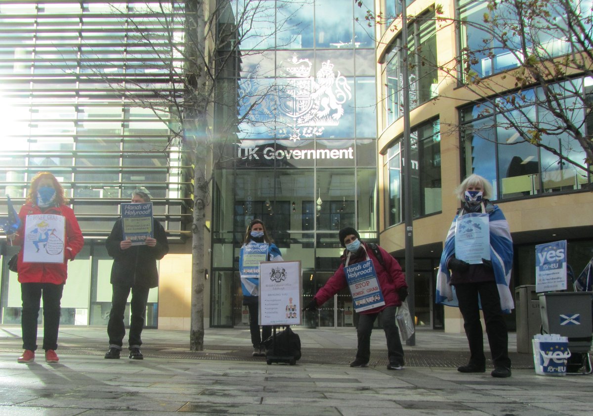 YesforEU's tweet photo. Our lunchtime protest at the #BritishColonialOffice in Edinburgh's Old Town, today & every Wednesday: your regular reminder of the UK govt's brazen attempt to remove our #DevolvedPowers & thwart #democracy in Scotland
#HandsOffHolyrood
#InternalMarketBill
#indyref2
#ScotlandForEU https://t.co/Q8o0R9Axq5