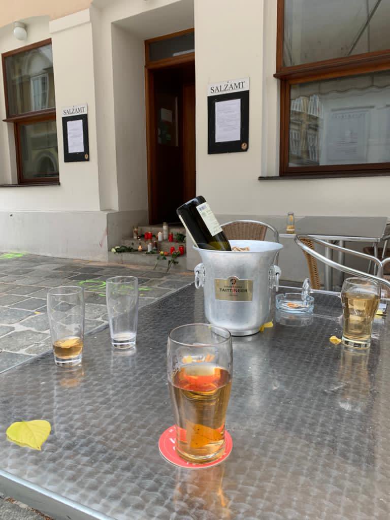 yvonnesamsarova's tweet photo. Es ist ein ganz komisches Gefühl wieder am #Schwedenplatz zu sein. Die Spuren von Montagabend sind sichtbar. #Wien trauert. Eine Rose wurde von jemanden in einem Einschussloch gelegt - als Symbol gegen den Hass. #wienATTACK https://t.co/zPkJdL1gro