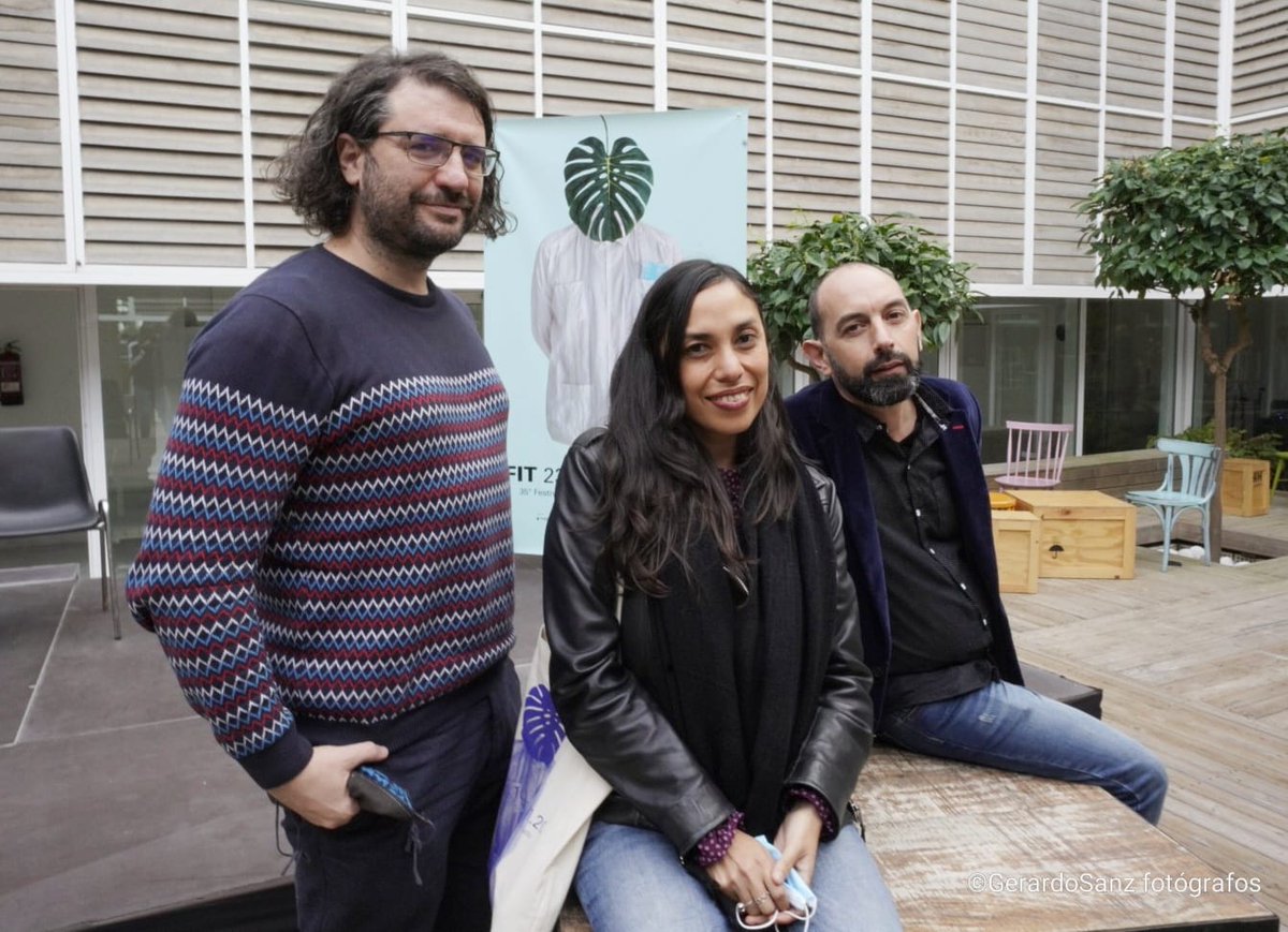 La creadora <a href="/shadaylarios/">Shaday Larios</a> está presentando en estos momentos su libro 'Detectives de objetos' junto a su compañero en la compañía Oligor y Microscopía, Jomi Oligor, y Carlos Rod, editor de <a href="/launarota/">Ediciones LauÑaRoTa</a>. Escritura e indagación en lo cotidiano en el #FIT35añosdespues.