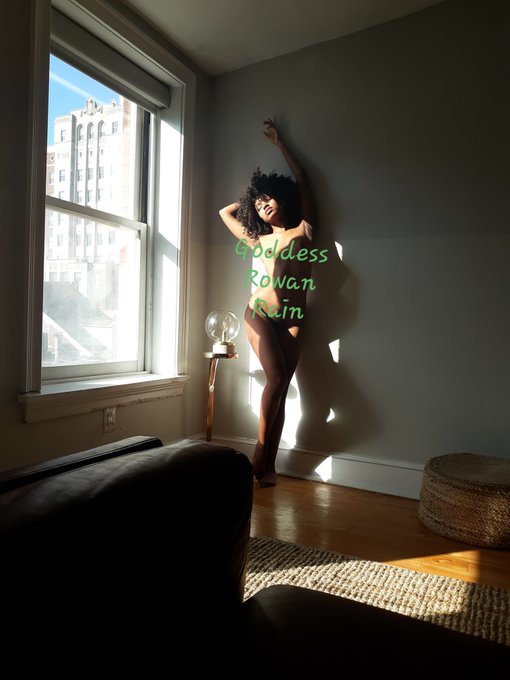 What's your natural light doing for you? ◇ Pro Domme. Licensed Massage Therapist. Book me in Old City<a href="/tag/find"class="tags"><span>#find</span></a>