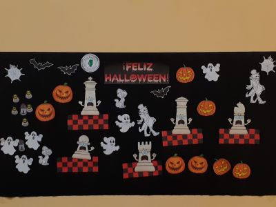 AgrupArtistica's tweet photo. Después de resolver los problemas de ataque doble y mate en 1, los más peques todavía tuvieron fuerzas para elaborar un mural de Halloween temático del ajedrez.  El resultado fue terrorífico.  https://t.co/8cZxdrWE5v https://t.co/AWAdfuvCCV