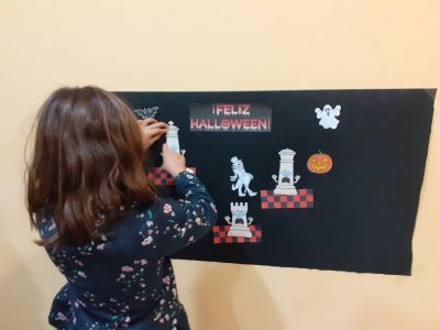 AgrupArtistica's tweet photo. Después de resolver los problemas de ataque doble y mate en 1, los más peques todavía tuvieron fuerzas para elaborar un mural de Halloween temático del ajedrez.  El resultado fue terrorífico.  https://t.co/8cZxdrWE5v https://t.co/AWAdfuvCCV