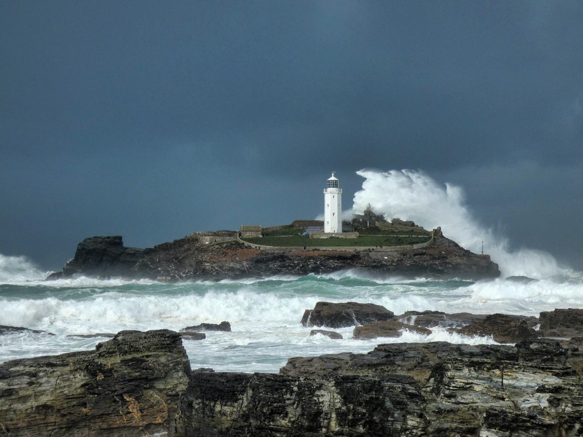 CambSchMines's tweet photo. We’ve been working hard finding how we can safely run field classes in line with Covid-19 guidelines, and we were delighted to get out last week with our 1st year geologists to Godrevy! Even though the weather and angry sea tried to scupper our plans, we all had a great time! 🤩 https://t.co/QgzcjARhNp