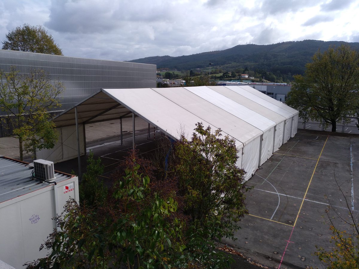 Desde esta semana vamos a poder utilizar el patio los días de lluvia porque hemos colocado una carpa a tal efecto. Nuestro alumnado necesita poder moverse con cierta libertad a la hora del recreo, también los días de lluvia. Gracias a la Mancomunidad y a la AMPA por su apoyo.