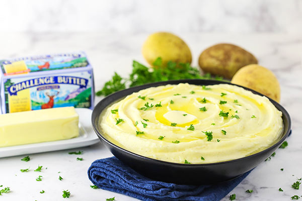 Creamy Mashed Potatoes! #AD Completely homemade with <a href="/challengedairy/">Challenge Dairy</a> butter! They are perfect for Thanksgiving and Christmas and will have everyone coming back for more! lifeloveandsugar.com/creamy-mashed-… #challengebutter #MadewithChallenge #Thanksgiving