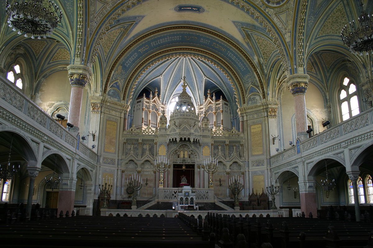 Elsewhere in Hungary is the astonishing masterpiece that is the Szeged Synagogue by Lipót Baumhorn in the turn of the century ‘Magyar Style’, from 1907  https://en.m.wikipedia.org/wiki/Szeged_Synagogue