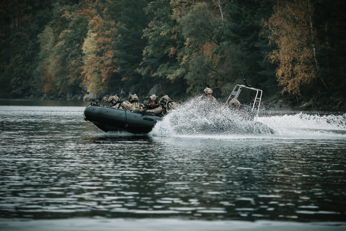 Friedrich_BH's tweet photo. The operators of Austrian 🇦🇹 Jagdkommando conduct live-fire training on board a RHIB (Rigid Hull Inflatable Boat). #Bundesheer #Jagdkommando

Fotos: Nick Rainer/Bundesheer https://t.co/GV53Fi0s7G