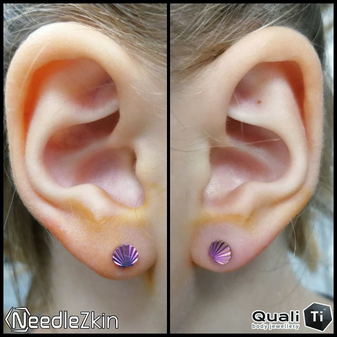 NeedleZkin's tweet photo. 🐚 Lobe 🐚
Premier piercing pour la courageuse princesse de https://t.co/1JVpzjthgg qui a choisi 2 jolis petit coquillage de chez QualiTi le tout anodisé en Rose
#France #Toulouse #Needlezkin #Piercings https://t.co/69PJA5W16p