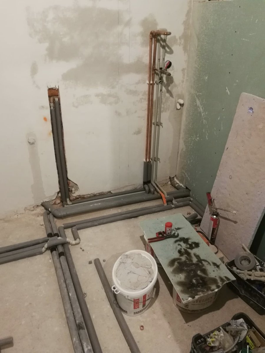 19/ More technical works have been finished including water & heating.We always monitor the construction process & observe how our contractor executes works & whether they keep it site neat & tindy afterward.It's usually a good tell for the overall organization.