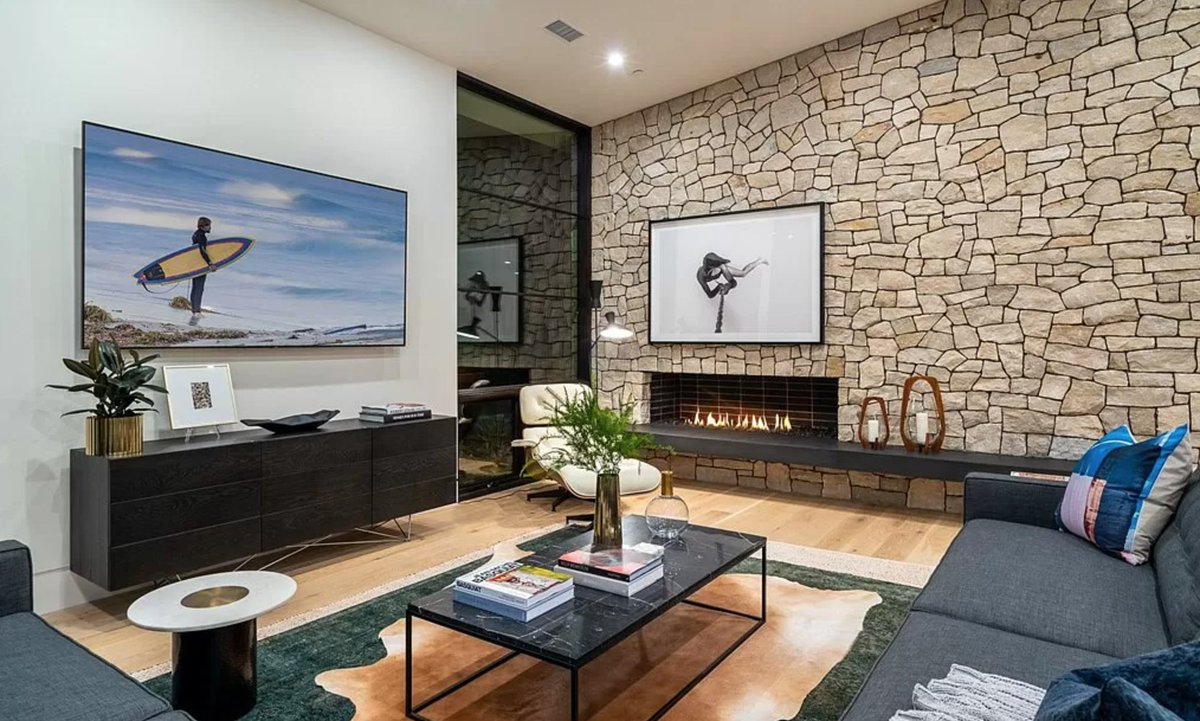 RoguesAgency's tweet photo. We are excited for the explosion of interest in our catalogs, such as underwater Photographer Enric Gener's work. It's joyful to see images represent products, appear on magazine covers and interior projects, such as this one in CA. #interiordesign #imagelicensing https://t.co/5pG5yXOcNJ