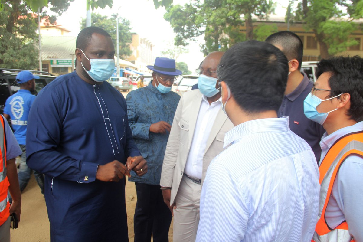 alimoudiallo003's tweet photo. A #Kaloum avec le Ministre des Travaux Publics @NaiteMoustapha, accompagné du Gouverneur de #Conakry, de l'entreprise #CBITEC et @egis pour visiter les différents axes à reconstruire dans les prochaines semaines.
Mais avant, il faut libérer les emprises.
#TweetComMoustapha https://t.co/DTh3HJtEbO