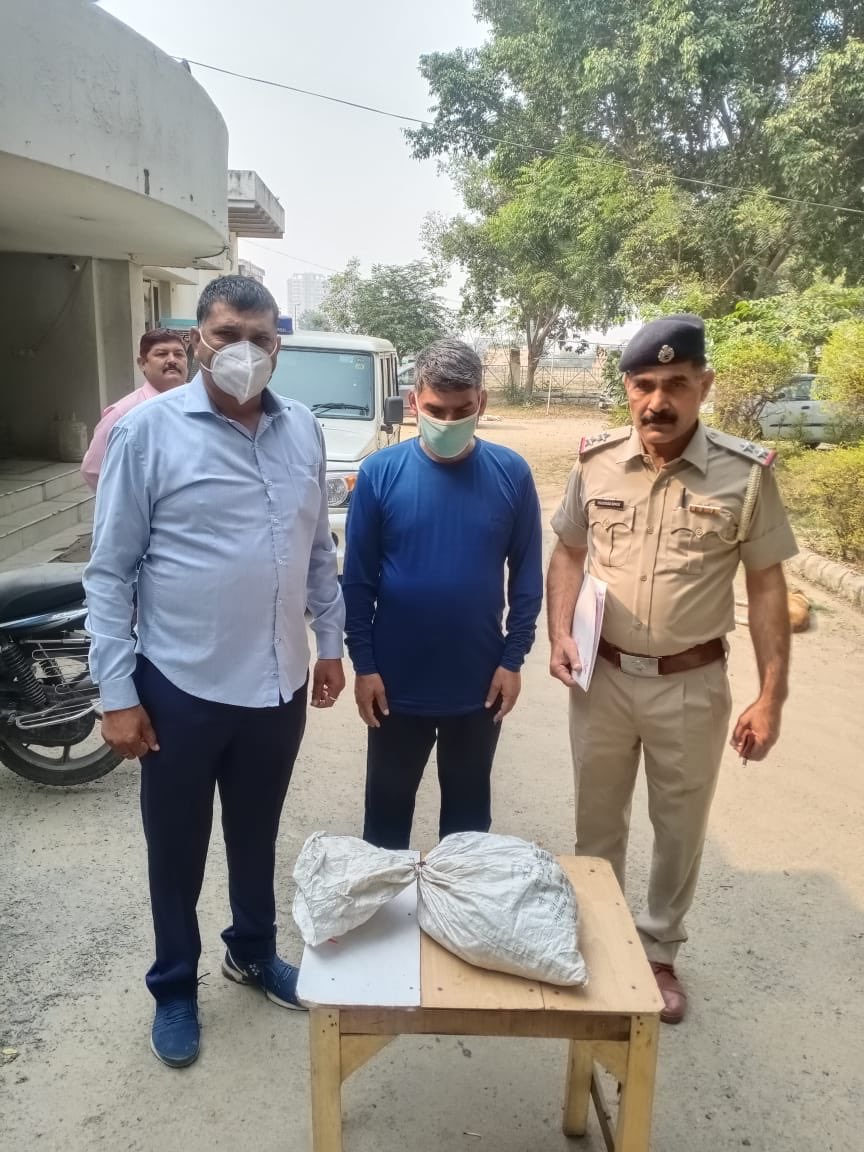 गाँजा बेचते धरे गए। अब सड़ंगे जेल में। ड्रग्स का कारोबार संगीन अपराध। उम्रक़ैद की सजा। पीढ़ियाँ नष्ट हो जाती है। इनसे कोई रियायत नहीं। अपने बच्चों का करें ख़याल। कहीं ग़लत संगत में पड़ नशे की चपेट में तो नहीं आ रहे? ⁦<a href="/anilvijminister/">Anil Vij Ambala Cantt Haryana, India</a>⁩ ⁦<a href="/cmohry/">CMO Haryana</a>⁩