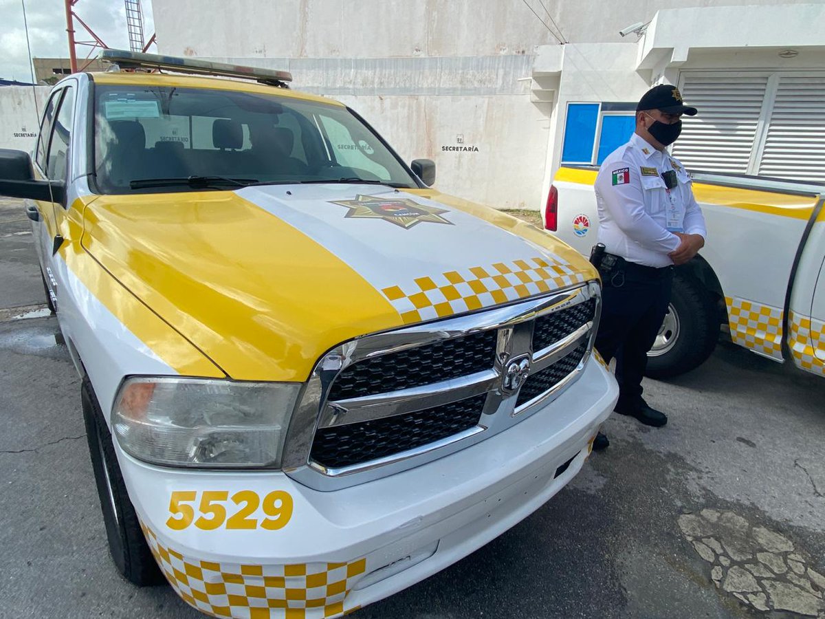 YaEsNoticiaMx's tweet photo. #Cancún | Pdte.Mpal. del @AytoCancun @MaraLezama presentó la nueva imagen de la Dirección de Tránsito, con patrullas y uniformes con colores distintos a los policías  tradicionales. 

También los dotaron de uniformes con cámara y código QR para identificar a los elementos. https://t.co/zY0hjbrqKY