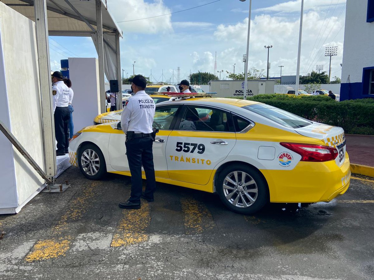 YaEsNoticiaMx's tweet photo. #Cancún | Pdte.Mpal. del @AytoCancun @MaraLezama presentó la nueva imagen de la Dirección de Tránsito, con patrullas y uniformes con colores distintos a los policías  tradicionales. 

También los dotaron de uniformes con cámara y código QR para identificar a los elementos. https://t.co/zY0hjbrqKY