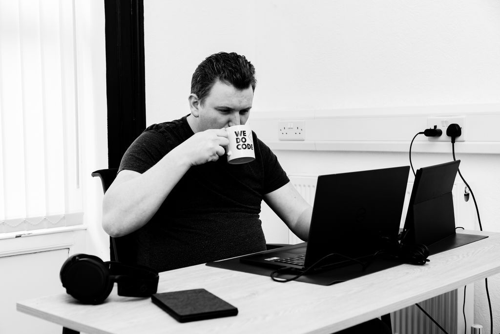 NewtonsEstate's tweet photo. We Do Code working from @Newtonscowo business HQ - it's been ups and downs for business around the world! Support local when you can, most small businesses have an individual or small team behind them 🍎 

#Business #Bury #BuryMeansbusiness #GreaterManchester https://t.co/CYsY9Htv5y