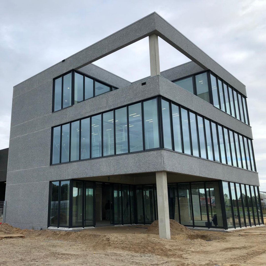 De omgeving moet nog verder afgewerkt worden, maar het nieuwe kantoor van <a href="/aconbv/">Acon BV</a> in Lemelerveld is nu al een blikvanger met aluminium kozijnen en grote schuifdeuren van JM van Delft &amp; zn. <a href="/willynaessens/">Willy Naessens Group</a> | #Architektenburodejonge | #jmvandelftenzn | #gevelbouwerssinds1907