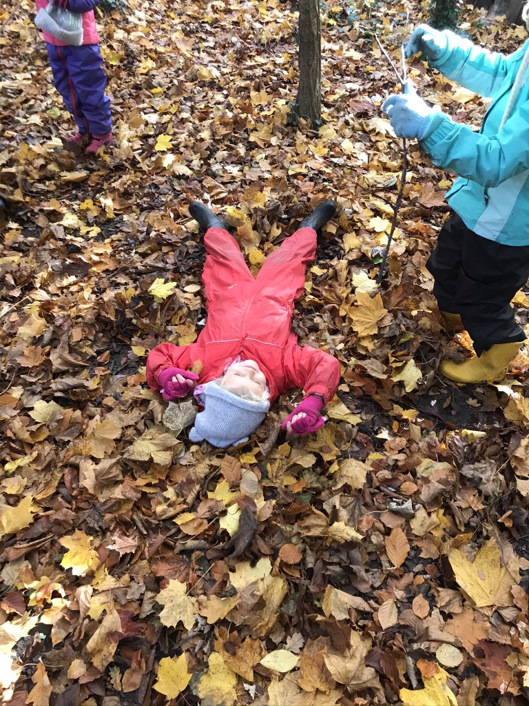 DanesfieldFS's tweet photo. Y1 were epic in the forest today 🌳 from pine cone decorations to fire and mallet making....we were very busy! But we made time to be #leafangels 🍃🍂🍁🌳❤️🍂😁@DanesfieldSchl @DanesfieldY1 https://t.co/MFglsPVTN7