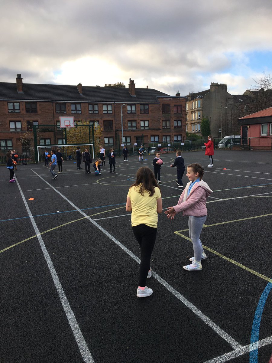 Basketball drills and skills for P4 today @APPrimary Delivered by Modern Apprentice Kacey @PEPASSGlasgow @sportscotland @PEPASS_Leaders @Woodcock11 #playingourpart #confidentleadership