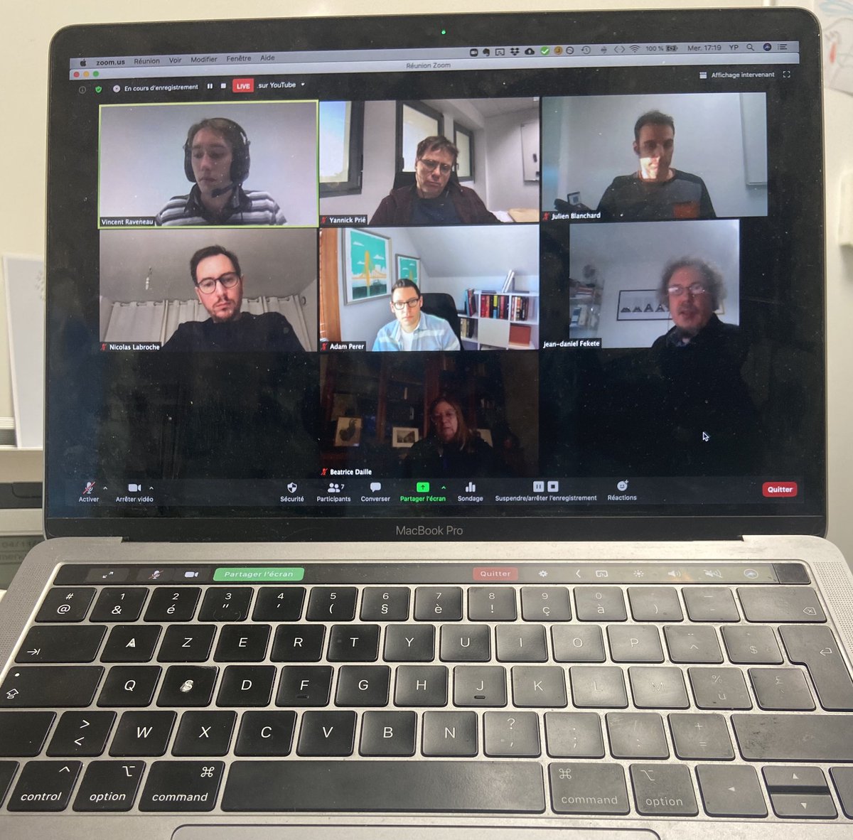 yprie's tweet image. Vincent Raveneau just defended successfully his PhD thesis on Progressive Analytics, co-directed by Julien Blanchard and me! Congrats Vincent, and thanks Nicolas Labroche @adamperer @jdfaviz @BDaille for participating to the jury #patternmining #dataviz