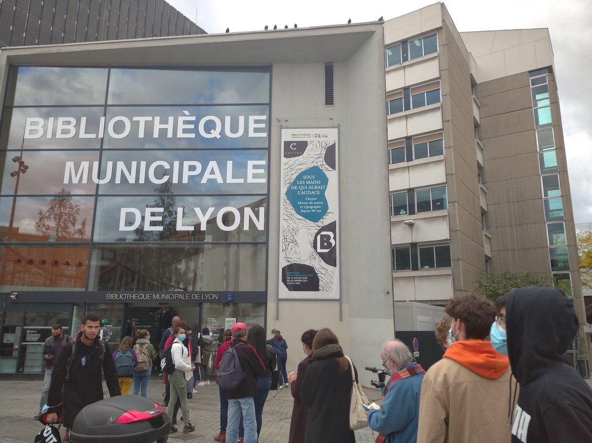 Longue file d'attente pour accéder à la #bibliothèque Lyon Part Dieu. "Les gens viennent faire le plein" #livres #reconfinement2