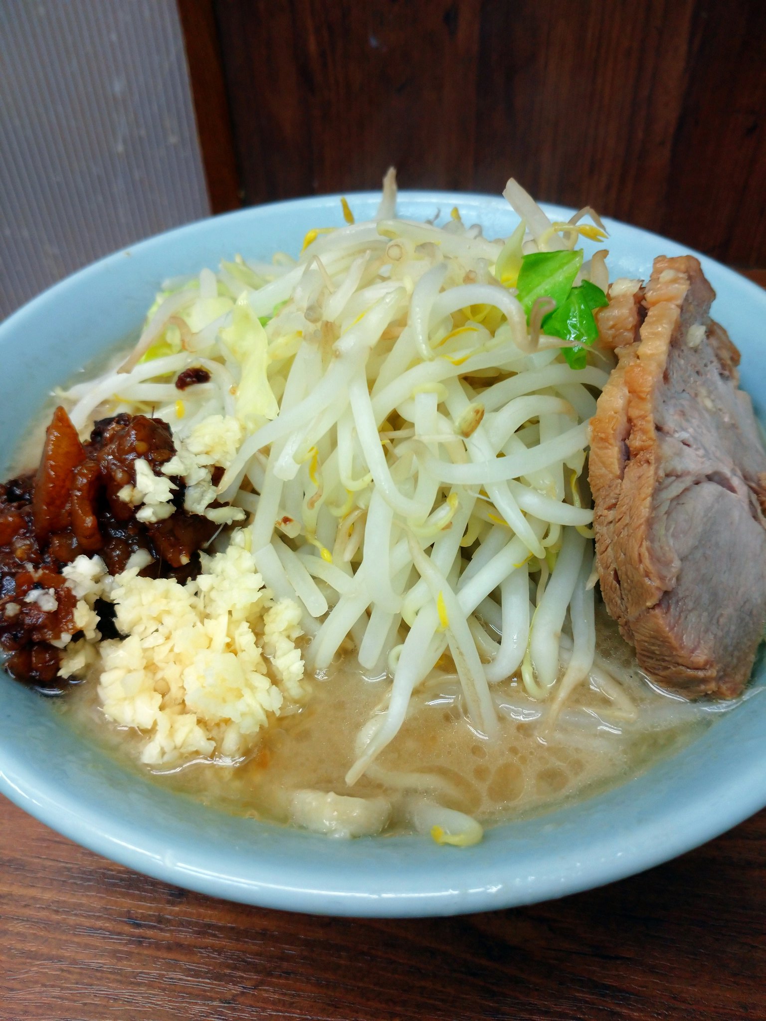 野良うさぎ13号 Twitterissa ラーメン二郎 池袋東口店 池袋 ラーメン ニンニクアブラ 店の前通ったら並びが無かったので入っちゃうよね まあ感想は二郎だなって言うぐらいしかない 家の近くの二郎系の方が好み 量は普通 でもキツくなってきた 少なめコールする日