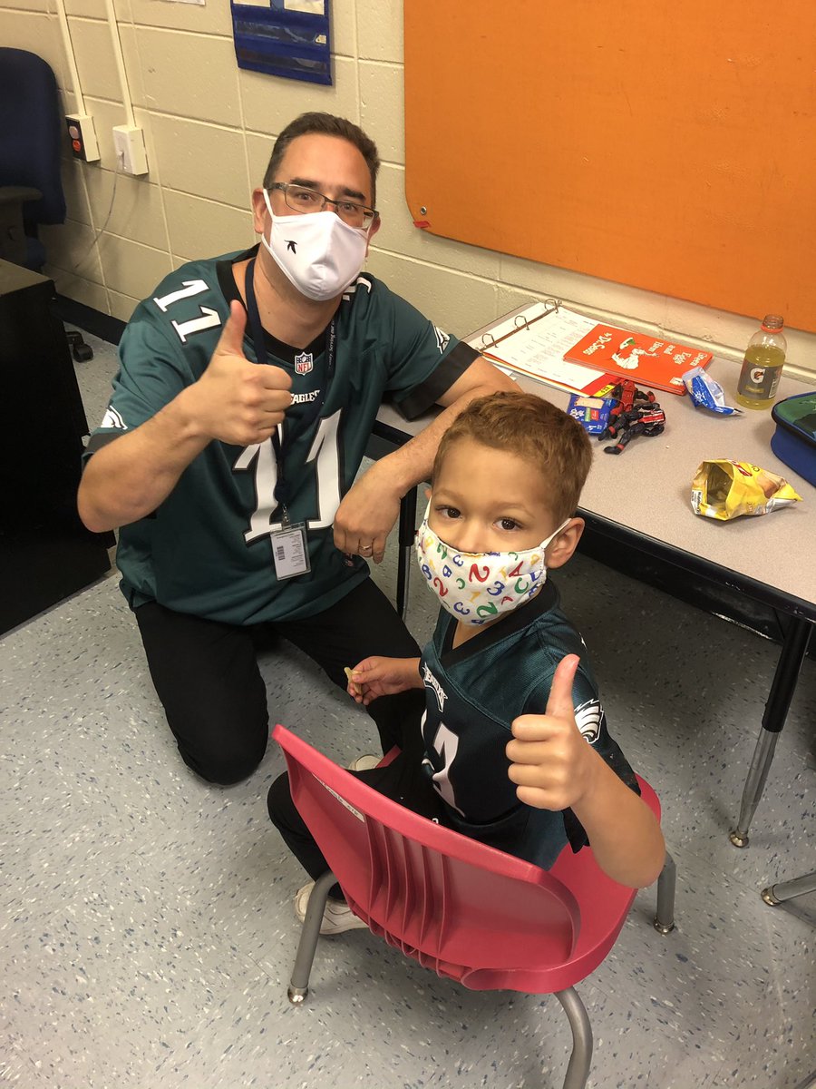 misschelsea518's tweet photo. 518 is part of a drug free team! #RedRibbonWeek #BCSSSDPride #BCSSSDTweets @BCSSSDTweets @Eagles https://t.co/ENZzLKcaB8